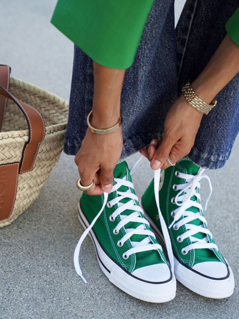 Wanted : une paire de converses vertes  porter avec du jean brut et du raphia tress !
