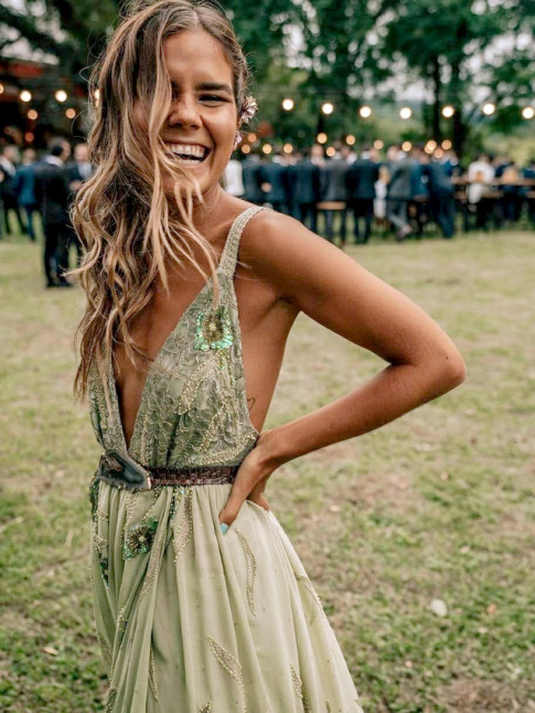 Mlant clat de rire, bronzage et robe boho vintage, ce look a tout bon !
