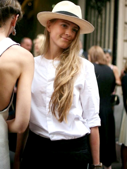 Oui au chapeau de paille port en mode urbain !