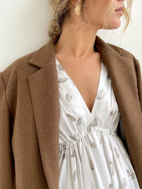 Blazer masculin trop grand + robe estivale = le bon mix