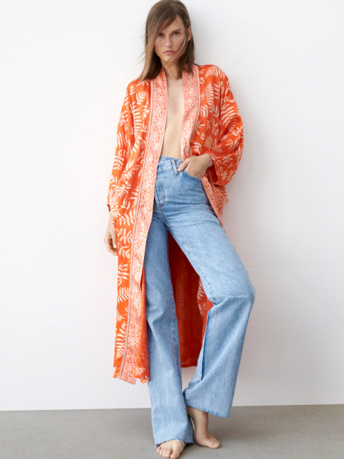 Mlant orange vitamin et longueur flatteuse, ce kimono mrite d'tre port  l'extrieur