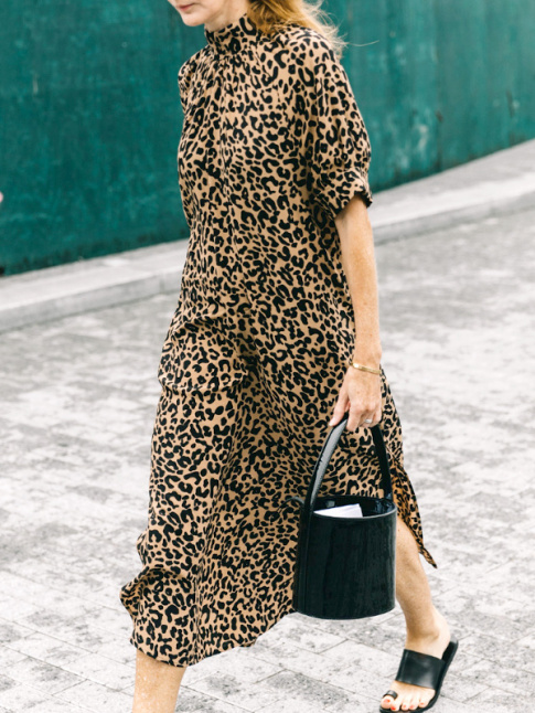 Robe lopard + accessoires minimalistes = le bon mix