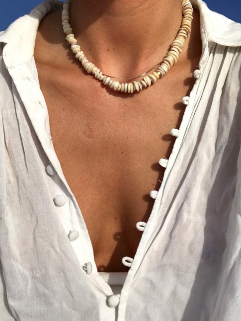 Chemise vintage + collier de coquillages = le bon mix