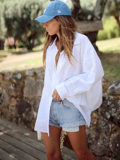 Ample chemise raffine + casquette de baseball + short en jean = le bon mix
