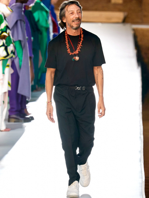 On piquerait bien  Pierpaolo Piccioli l'ide du mix total look noir/collier de corail !