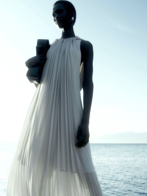  la fois moderne et universel, le pliss de cette robe a tout bon !