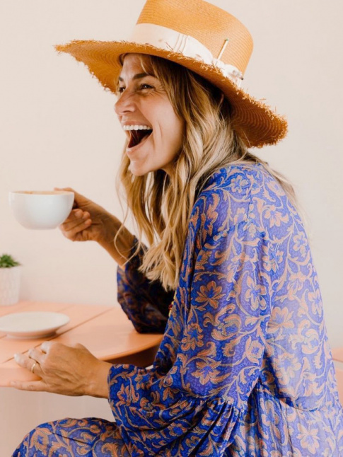 Chapeau de paille + robe en mousseline violette = le bon mix