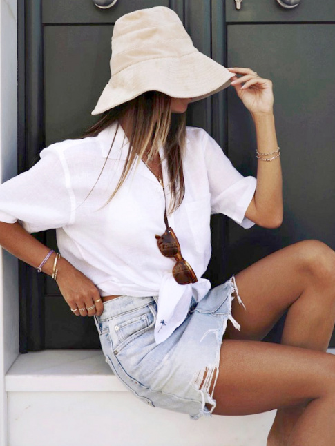 Bob souple + chemisette blanche un brin ample + mini jupe en jean = le bon mix