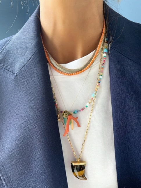 Oui  l'accumulation de colliers twistant joyeusement le mix blazer bleu marine/tee-shirt blanc !