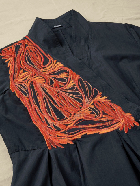 Bleu marine + broderies oranges asymtriques = le bon mix