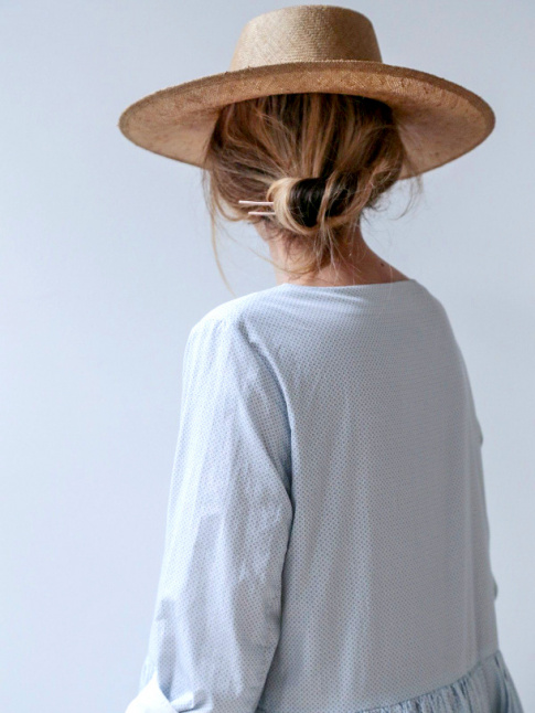Chignon bas + chapeau de paille = le bon mix