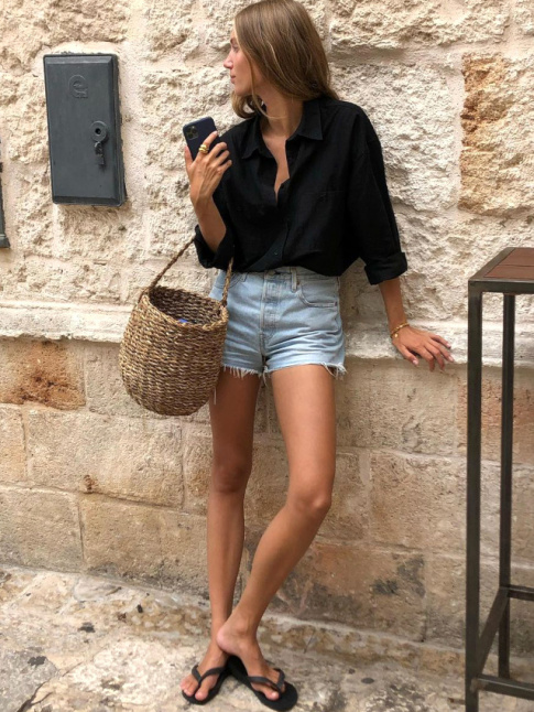 Rien de tel qu'une chemise noire pour sophistiquer le duo tongs/short en jean !