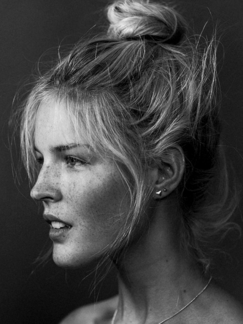 Rien de tel qu'un chignon haut un brin lche pour mettre en valeur l'ovale d'un visage !
