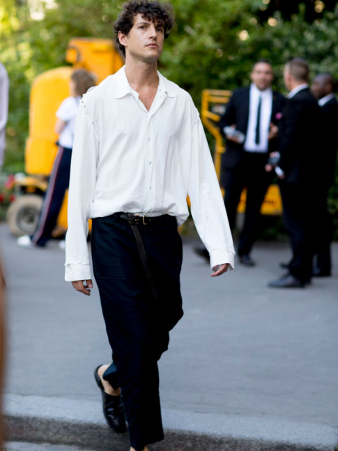 Mlant ceinture trop longue, pantalon bleu marine raccourci et ample chemise blanche, ce look a tout bon !