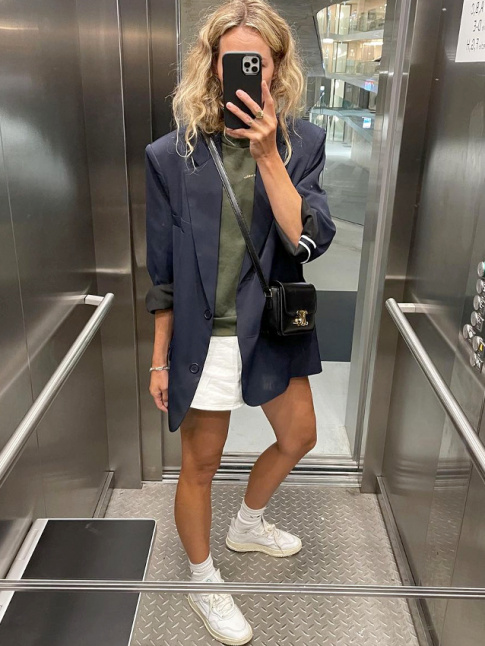 Rien de tel qu'un blazer bleu marine pour upgrader un look casual/estival !