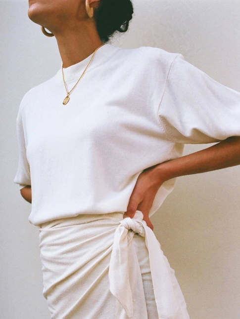 Tee-shirt oversize + jupe paro + collier dor = le bon mix