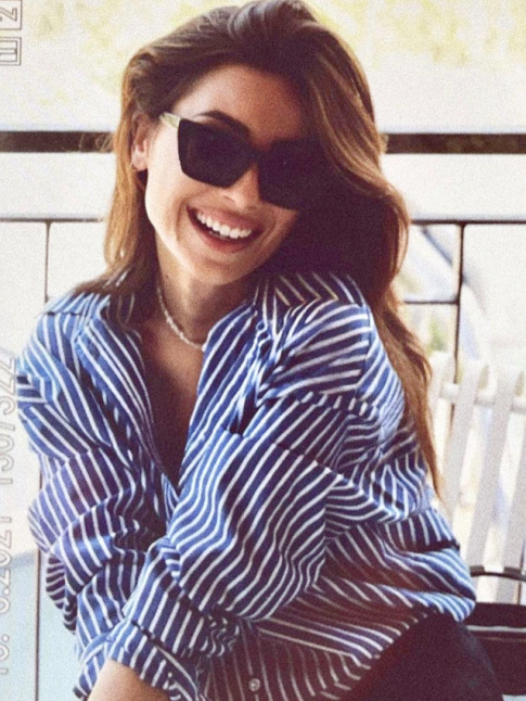 Lunettes noires + rayures bleu et blanc = le bon mix