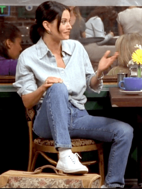 Chemise en jean clair + jean brut + baskets blanches = le bon mix