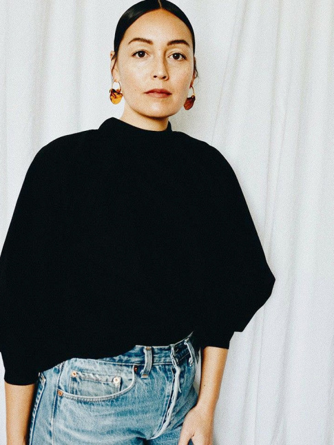 Look casual + coiffure sage + boucles d'oreilles de caractre = le bon mix