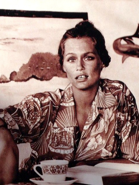 On piquerait bien  Lauren Hutton sa chemise hawaenne !