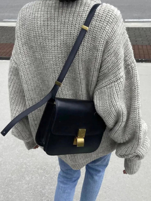 Oui  la rencontre entre sac iconique et pull doudou trop grand !