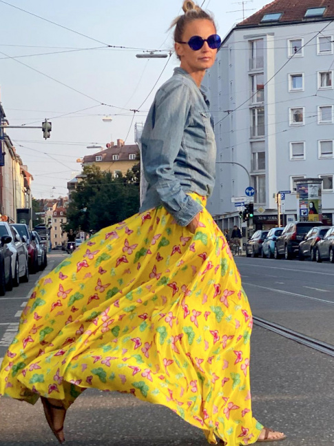Chemise en jean + maxi jupe colore = le bon mix