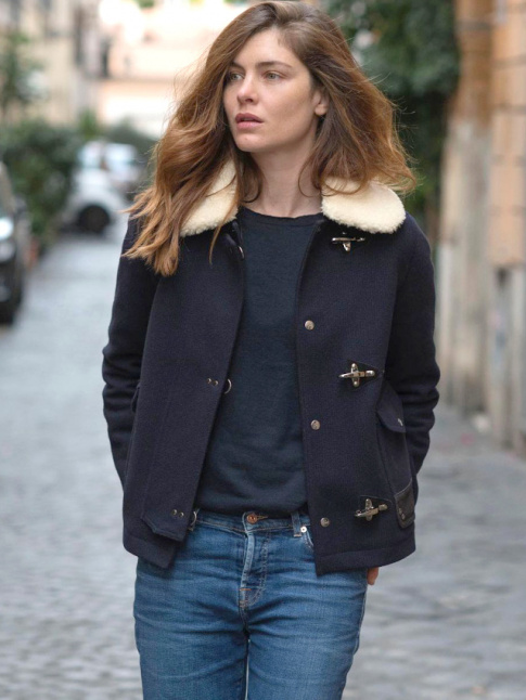 Col en fausse fourrure + dtails duffle-coat + veste courte = le bon mix