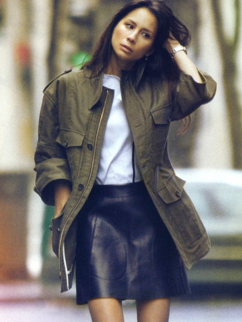 Mini jupe minimaliste en cuir + veste kaki esprit militaire = le bon mix