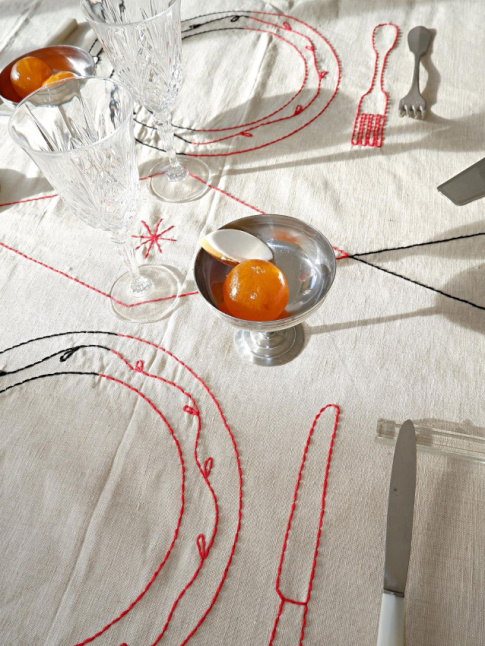 Oui aux broderies renouvelant les arts de la table avec espiglerie !