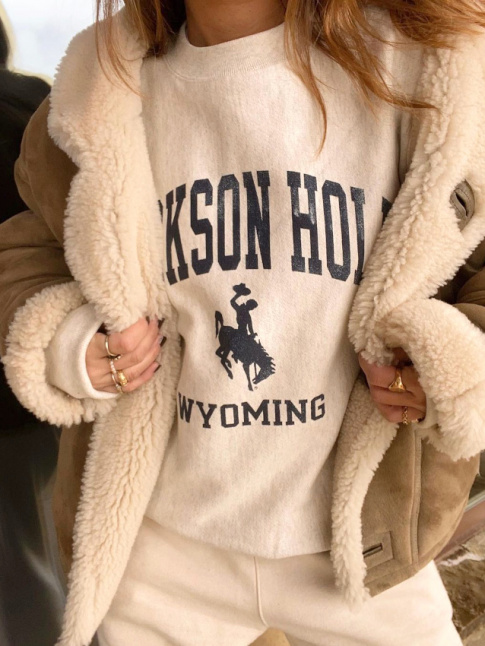 Veste en shearling + jogging en molleton = le bon mix