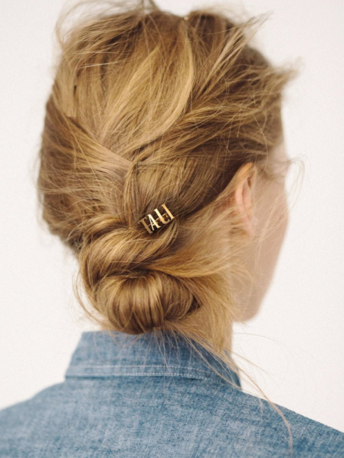 Rien de tel qu'une discrte barrette de caractre pour upgrader un chignon ralis  la va-vite !