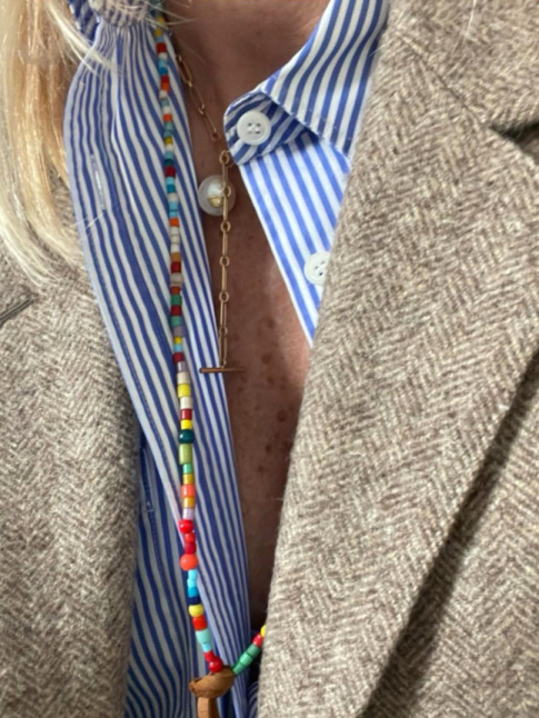 Chemise raye + collier de perles multicolores + blazer en drap de laine = le bon mix