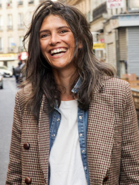 Blazer en tweed + chemise en jean dboutonne + tee-shirt blanc = le bon mix