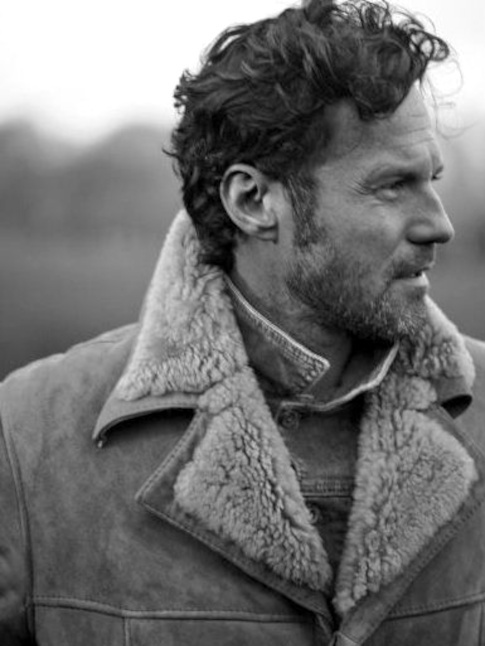 Veste en shearling + blouson en jean = le bon mix