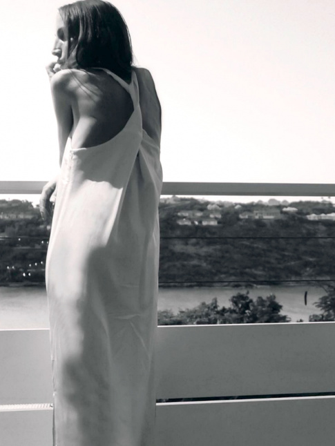Mlant minimalisme et dos nu torsad, cette robe a tout bon !