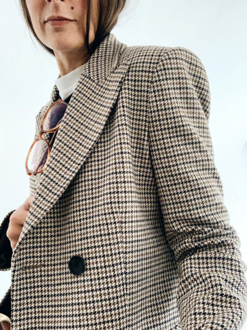 Oui au blazer pied-de-poule port avec simplicit !