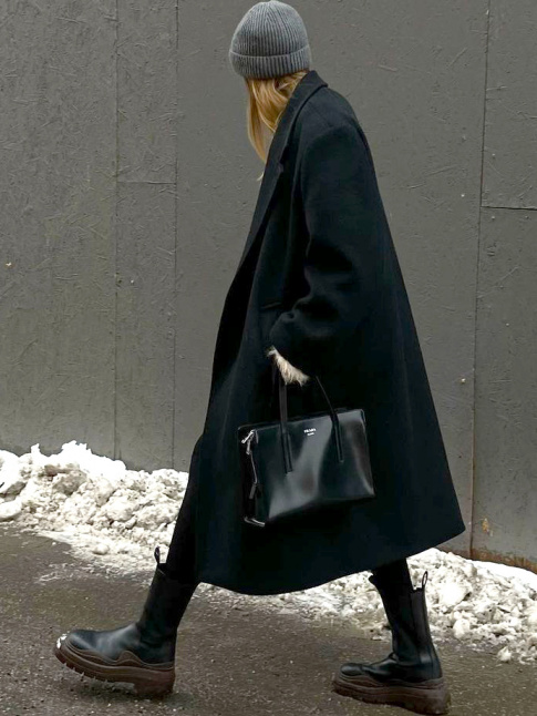 Rien de tel qu'une paire de boots un brin massive pour offrir de la densit  une silhouette monochrome !
