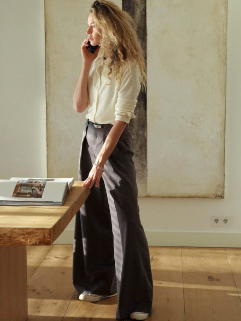 Gilet troit + pantalon large  pinces + converses = le bon mix