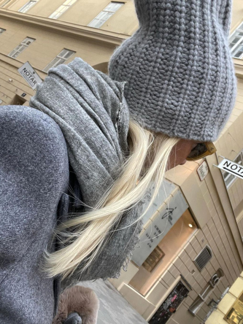 Oui au camaeu de gris relev par une touche de blond !