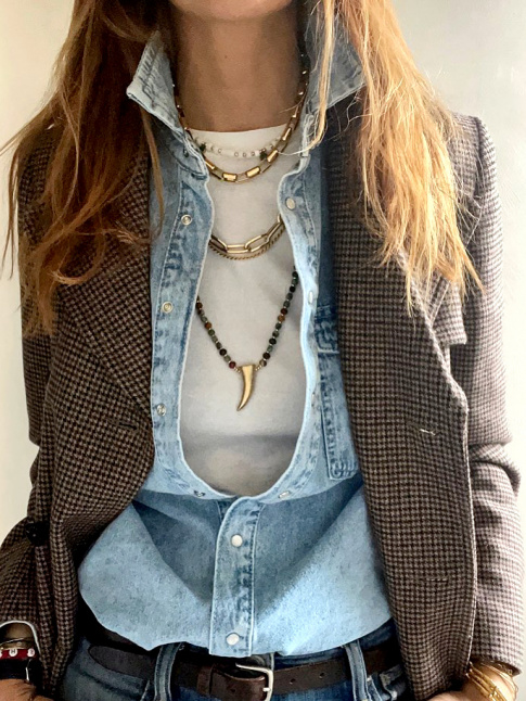 Veste en tweed + chemise en jean + tee-shirt blanc + colliers 
