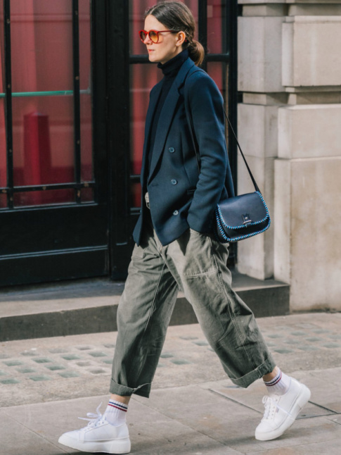 Blazer masculin + pantalon cargo kaki roulott sur la cheville + baskets + sac minimaliste = le bon mix