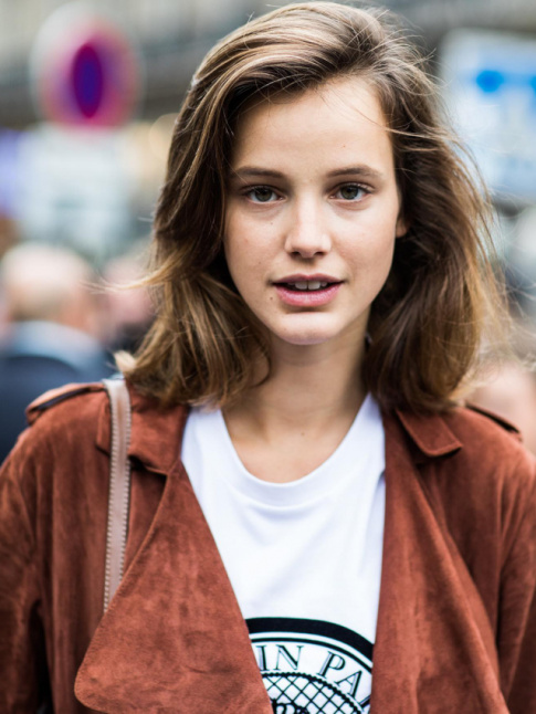 Tee-shirt blanc imprim noir + trench en daim marron = le bon mix