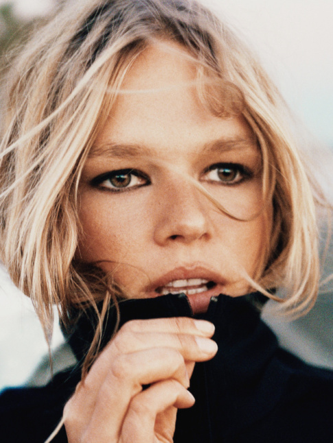 Regard noirci + cheveux au naturel + pull casual = le bon mix