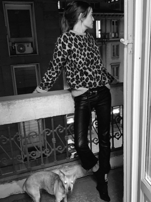 Oui au mix gros pull lopard/pantalon droit en cuir !