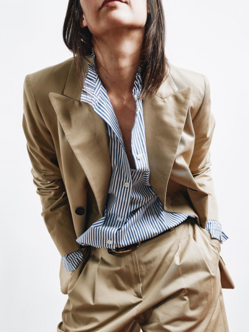 Oui au mix costume masculin/chemise raye  col volant !