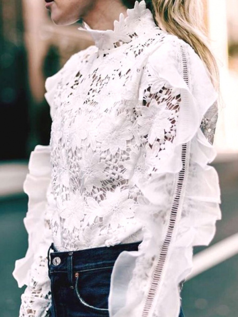 Toujours apaiser par un jean brut ses blouses en dentelle les plus originales !