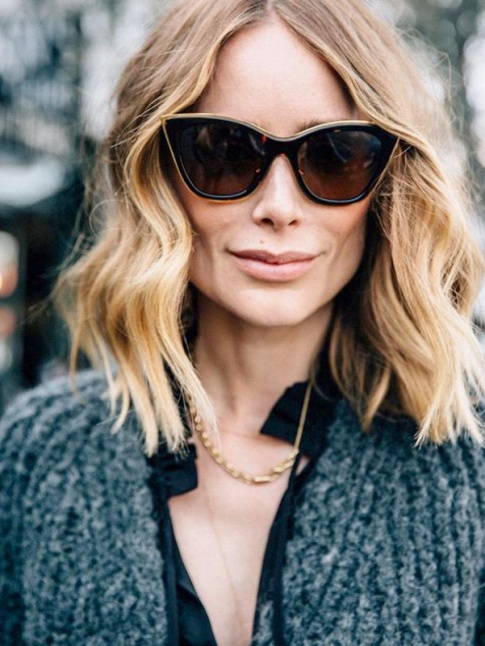 Rien de tel qu'une paire de lunettes de soleil aux lignes acres pour rveiller un gilet moelleux !