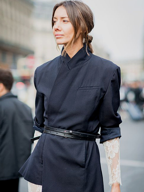 Rien de tel qu'un blazer port crois et maintenu par une fine ceinture !
