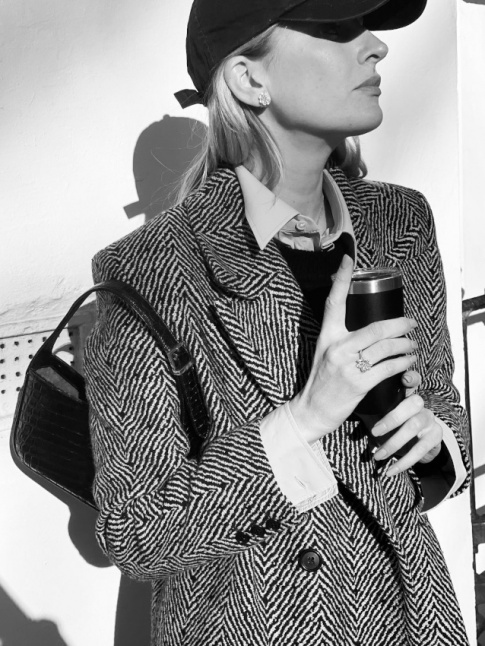 Pardessus  chevrons + casquette + petit sac fminin = le bon mix