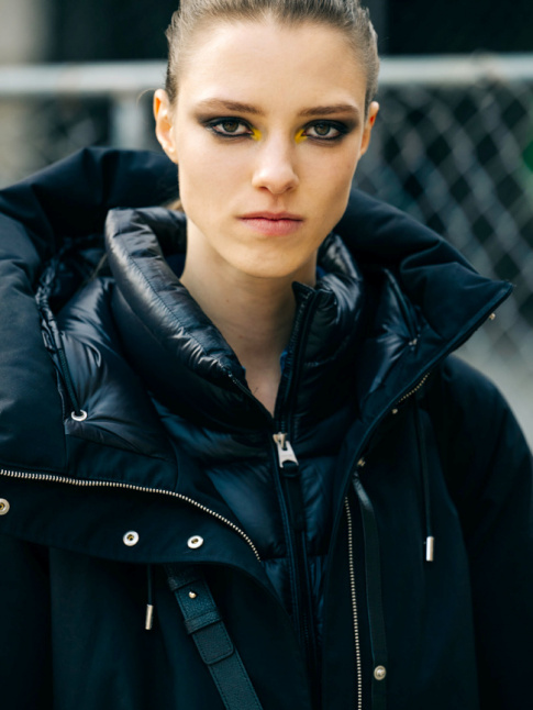 Rien de tel qu'un make-up audacieux pour twister un total look carbone !